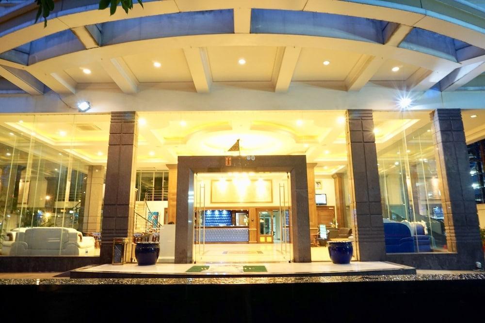 Miloft Sathorn Hotel - Sha Plus Certified Bangkok Exterior foto The lobby of the hotel