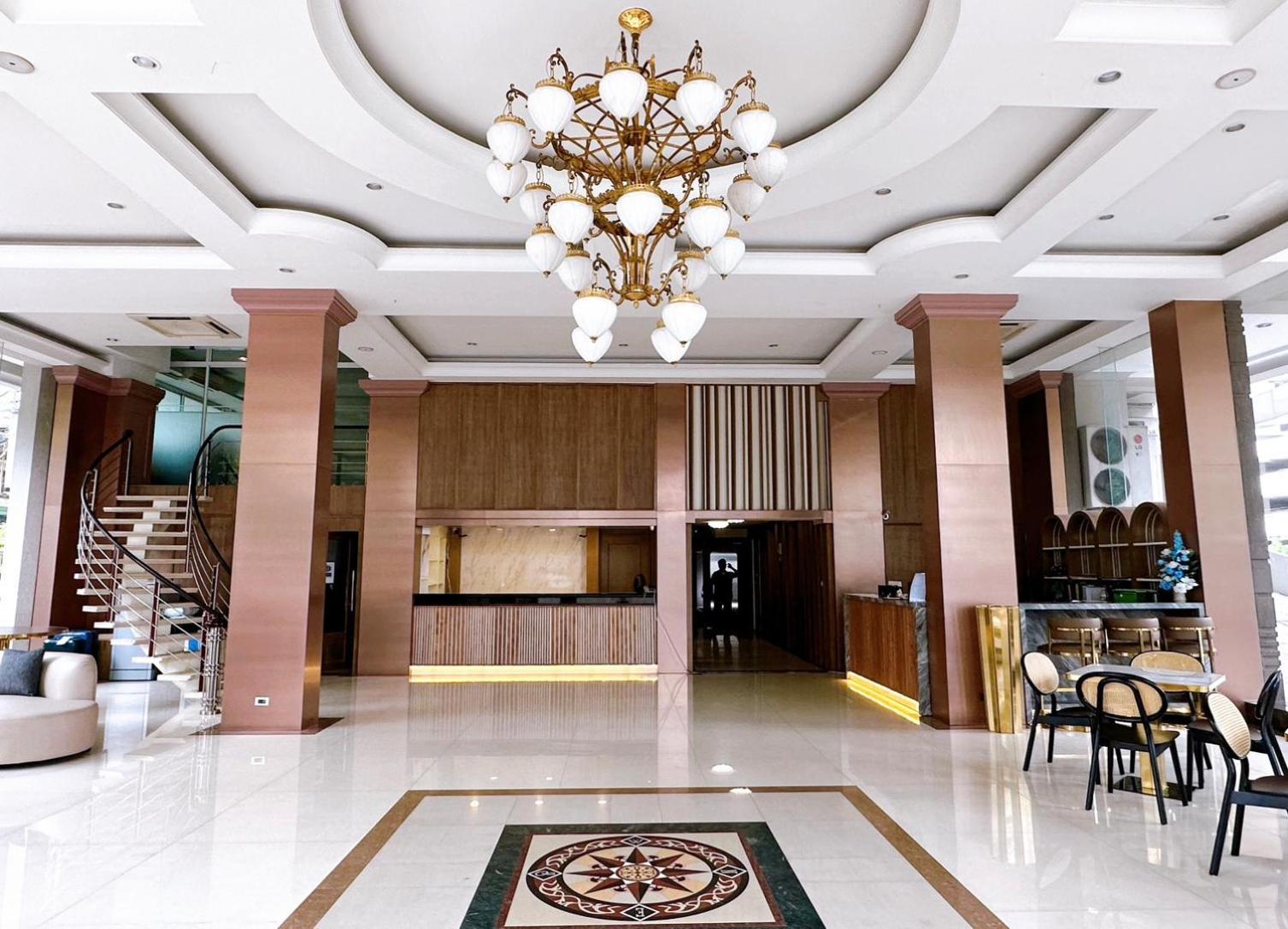 Miloft Sathorn Hotel - Sha Plus Certified Bangkok Exterior foto Lobby